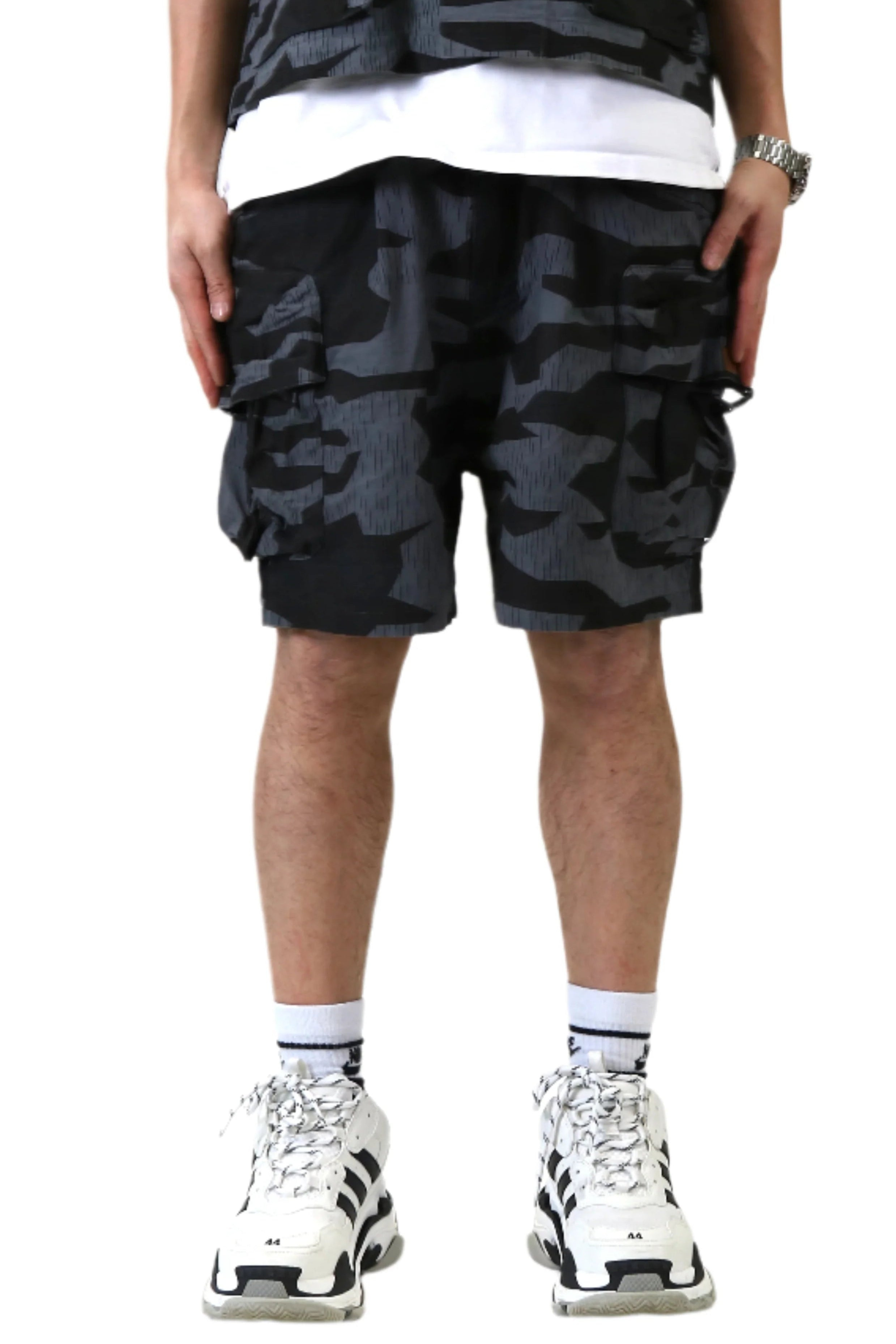 NOIS Fine Ripstop Twill Wide bottom opening short pants.