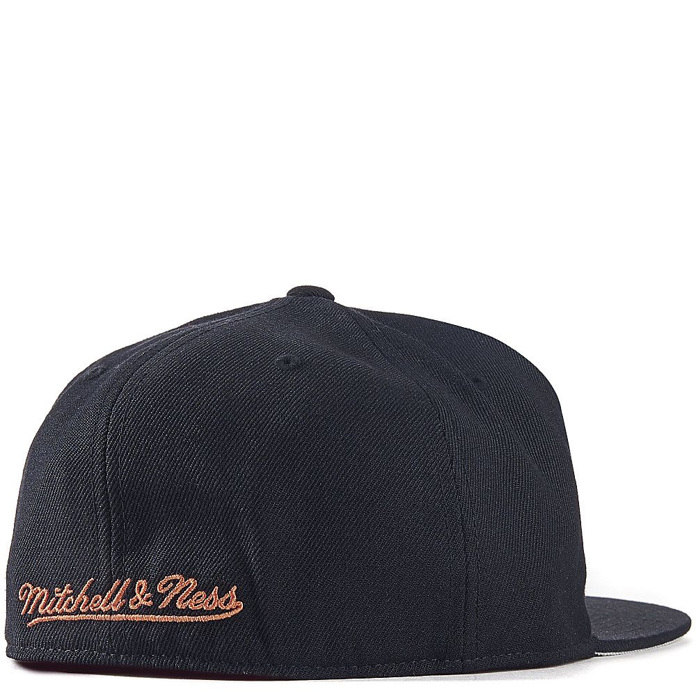 A Mitchell & Ness Hi Crown Fitted 